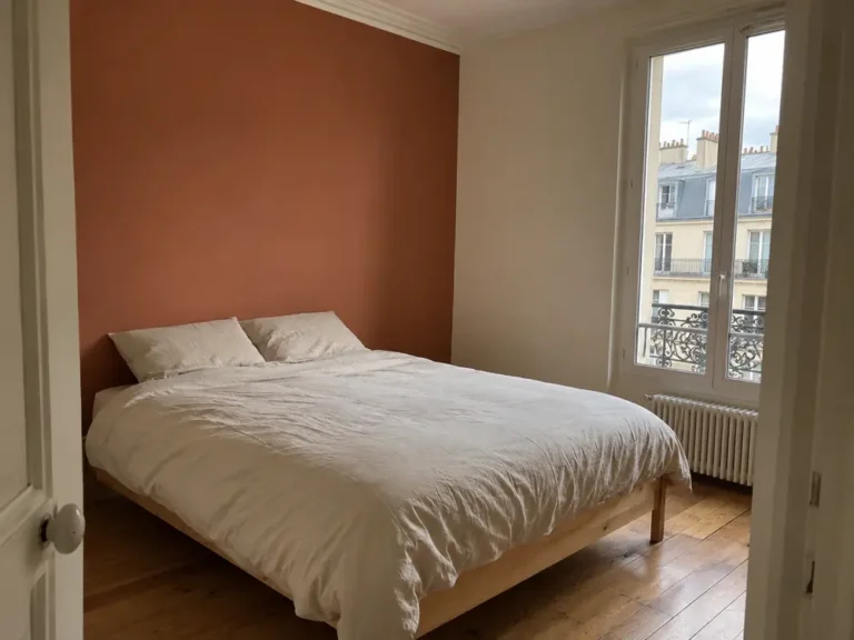 Chambre aux murs terre cuite et blanc cassé