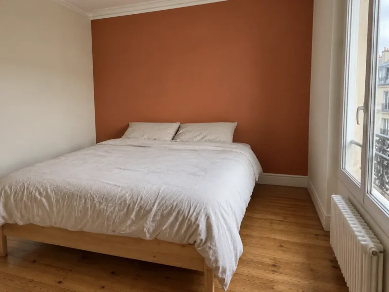 Chambre aux murs terre cuite à Paris, angle complémentaire 1