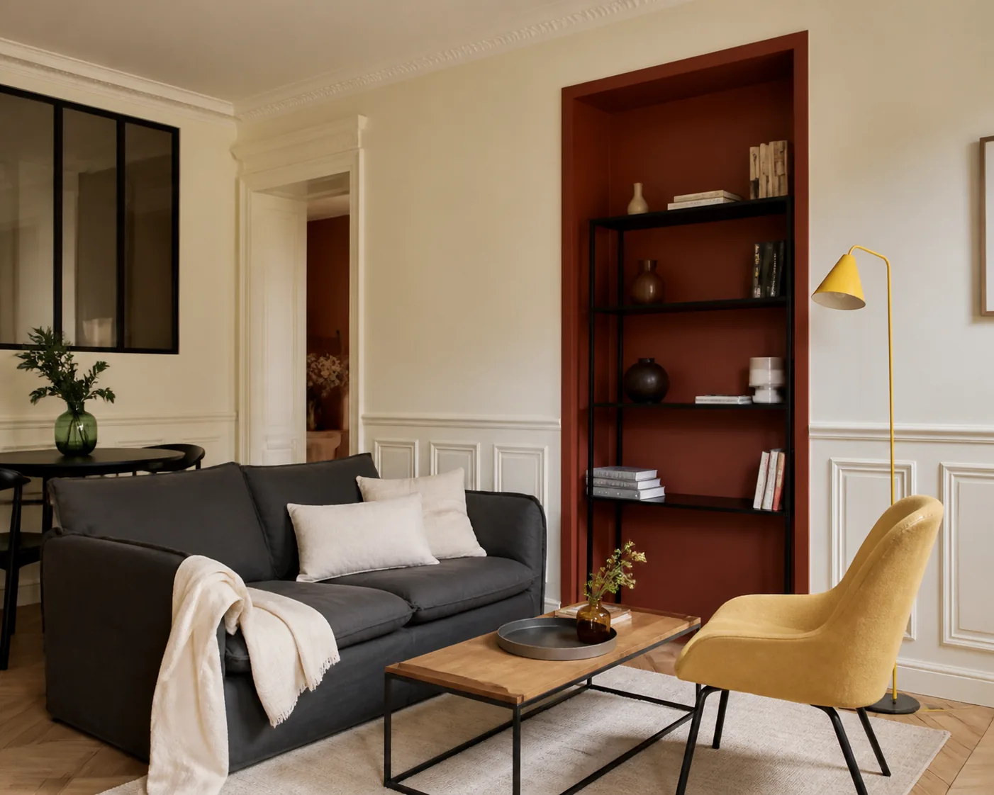 Salon peint en tons ivoire et terracotta avec détails noirs et lampe jaune