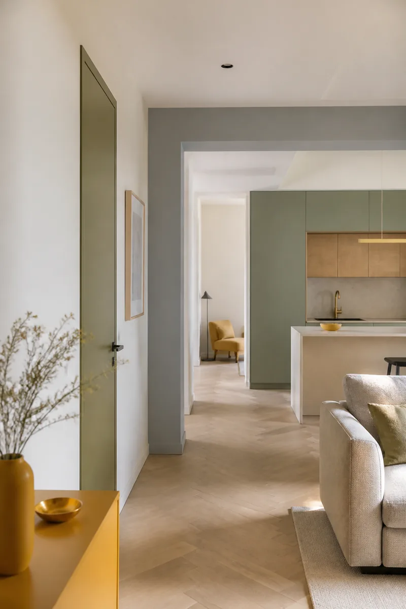 Intérieur ouvert avec porte olive et détails dorés