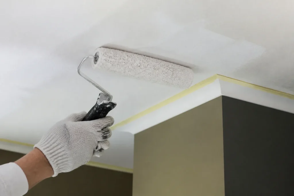 Application d’une sous-couche blanche au plafond