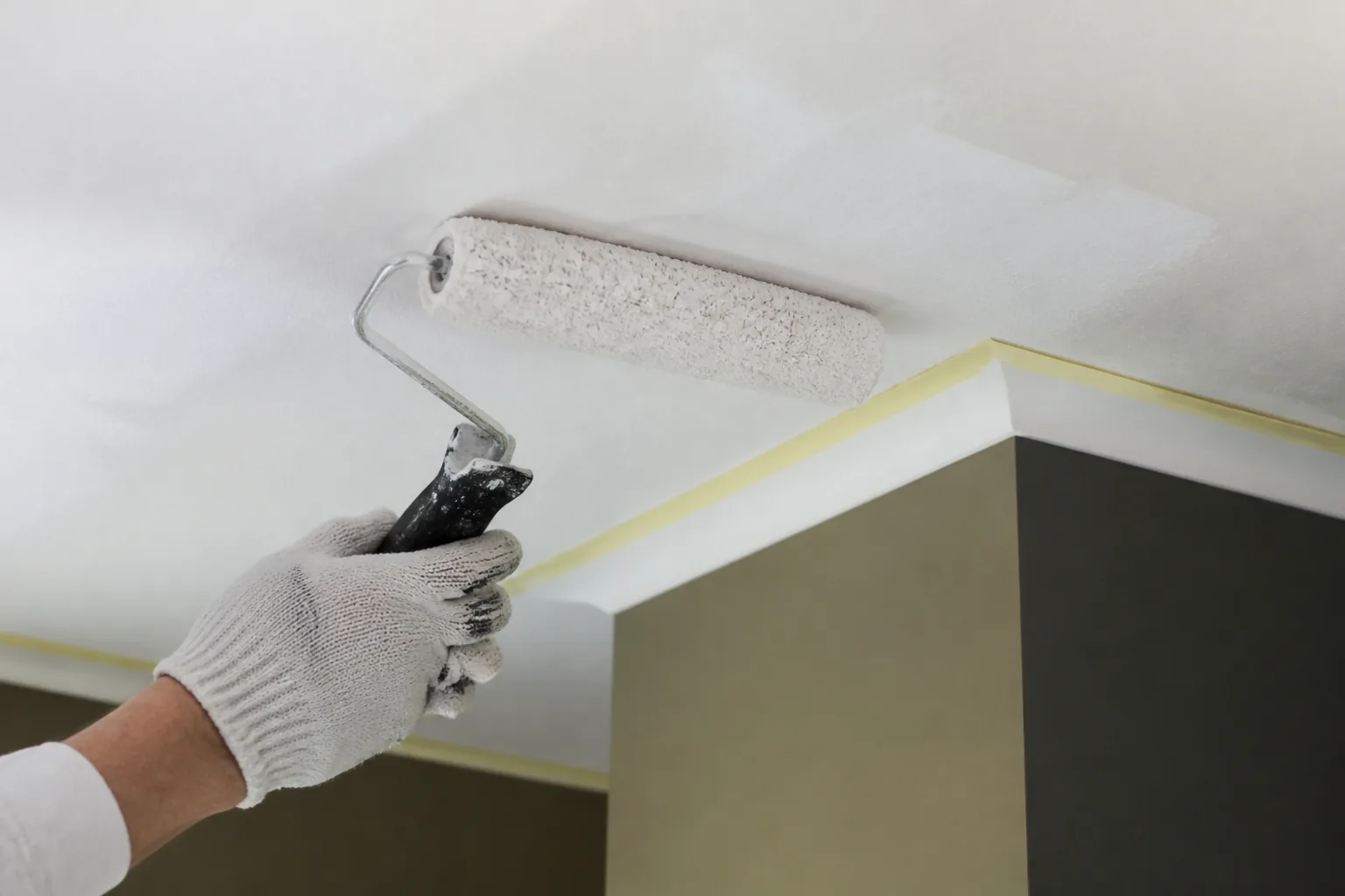 Application d’une sous-couche blanche au plafond