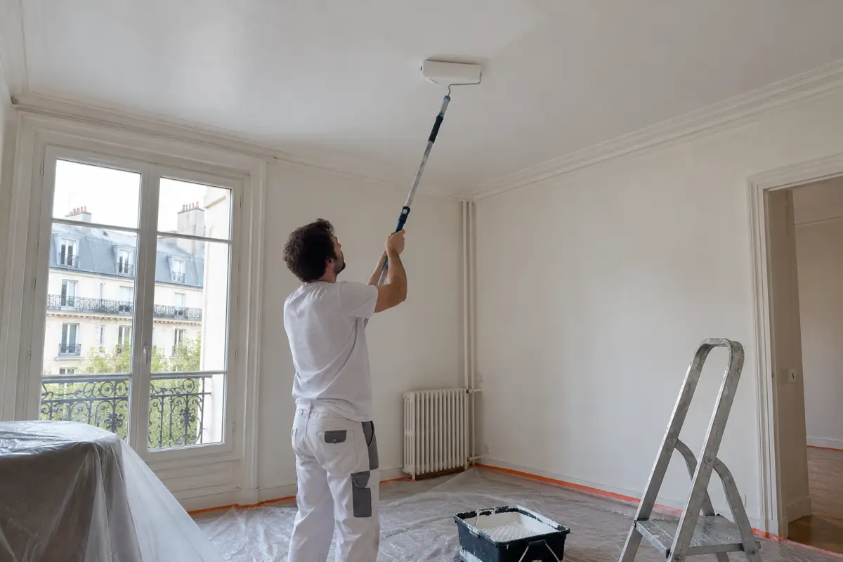 Application de peinture mate sur un plafond dans un appartement parisien